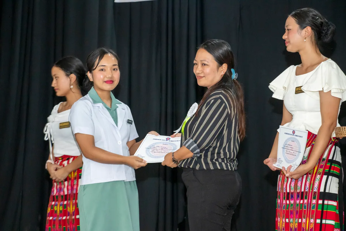 Ms Zochuanpuii Registrar, Mizoram Nursing Council presenting awards to students